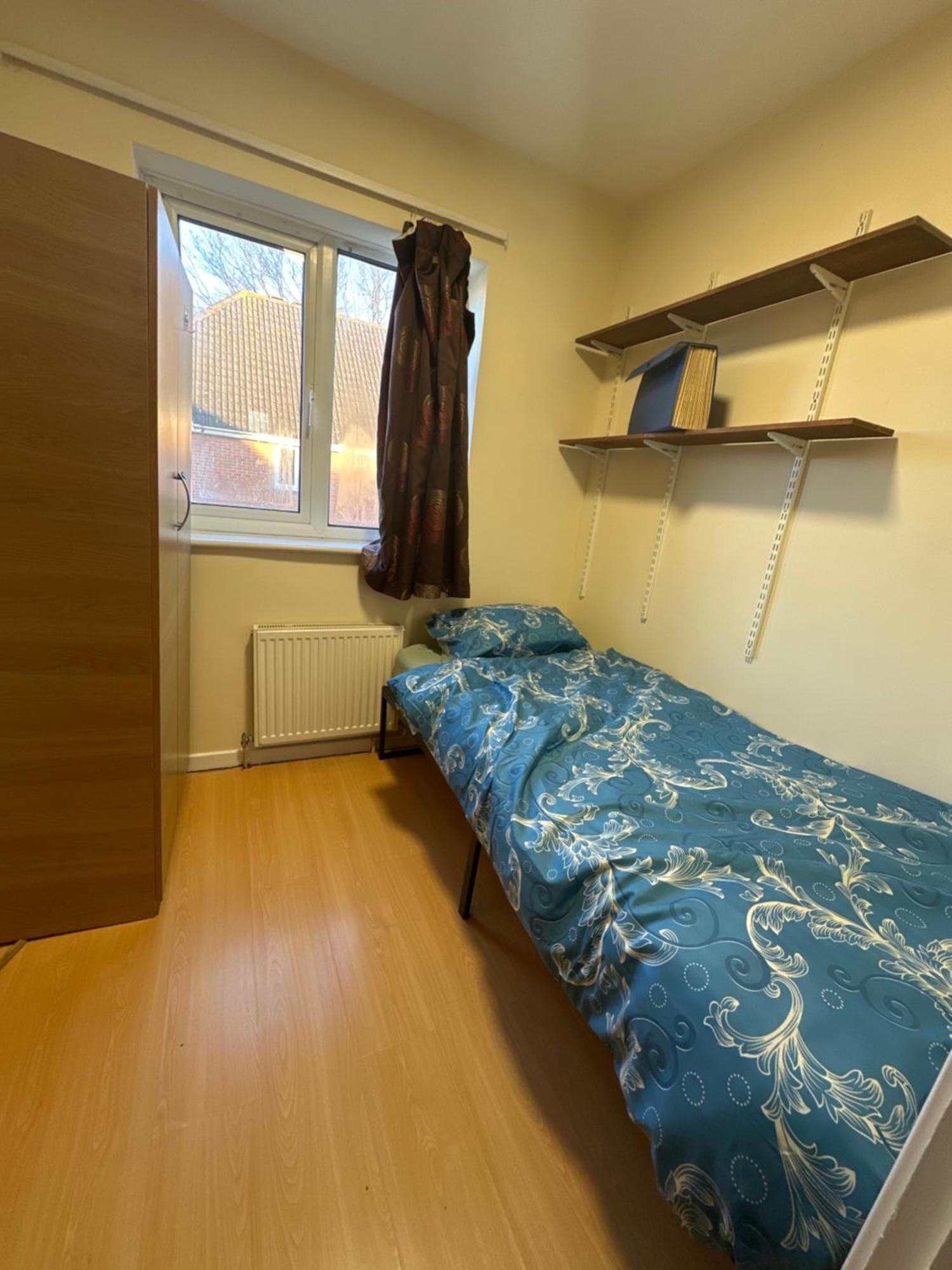 Nice Double Room In Heart Of Лондон Екстериор снимка